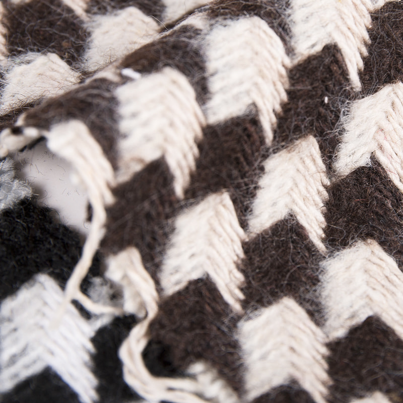 Nyílhegy mintás barna fekete dombornyomott Tweed szövet 2406